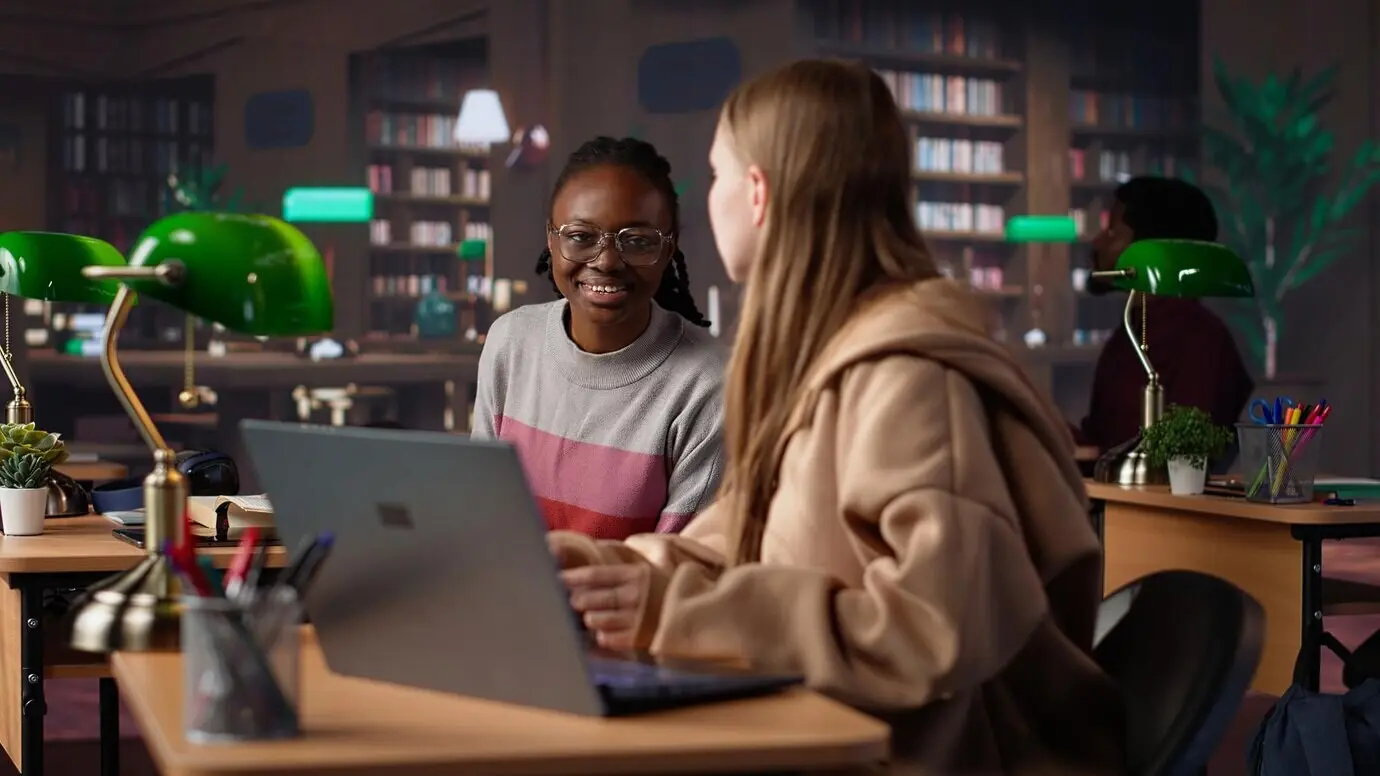 Studentin, die für eine Prüfung ausführliche Notizen liest und schreibt.